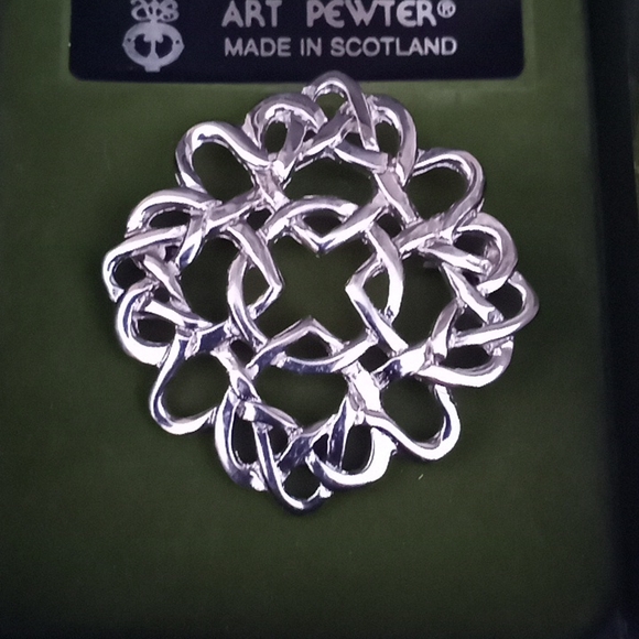 NIB 1996 Made in Scotland Solid Pewter Celtic Love Knot Four Mary's Brooch Pin - Picture 2 of 8